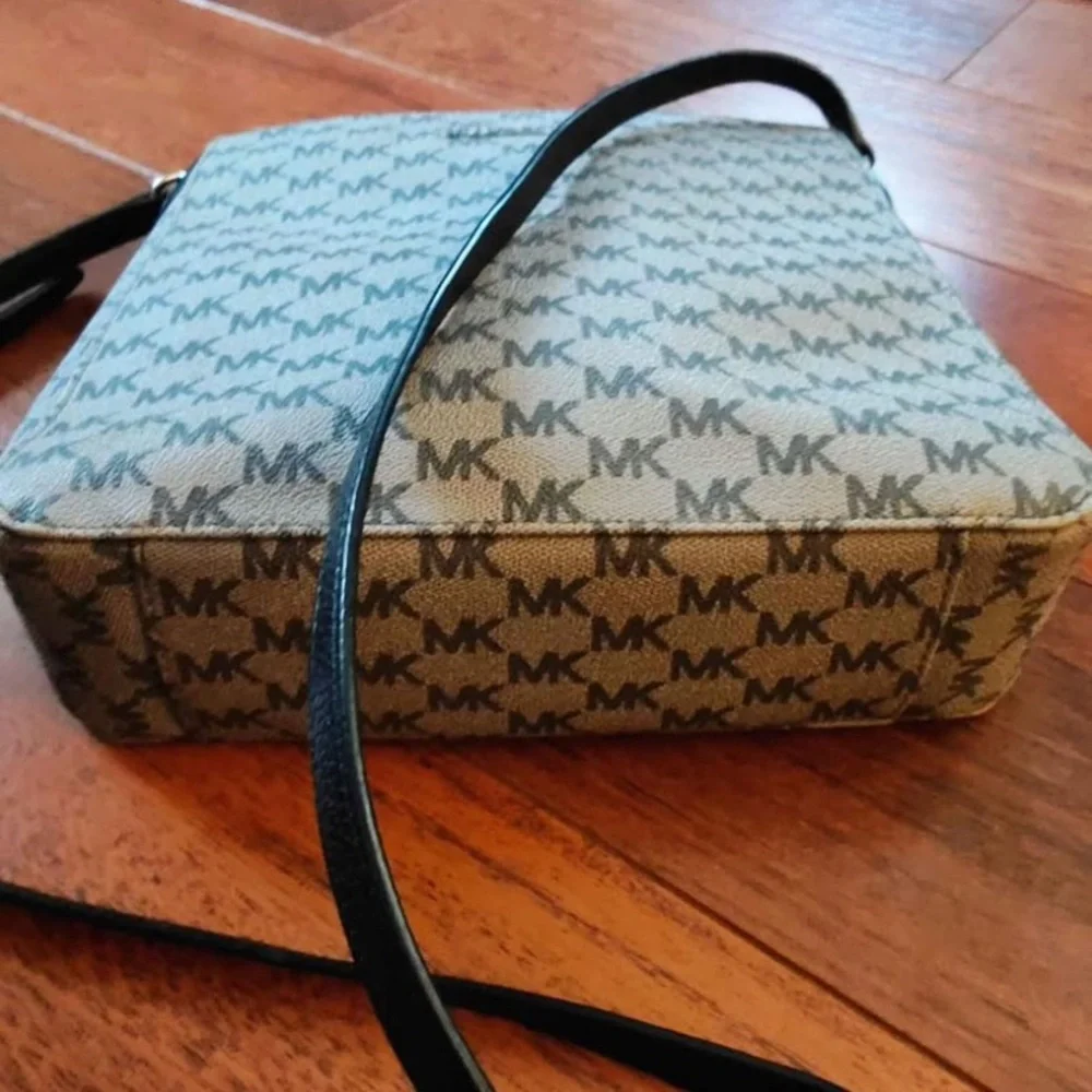 Michael kors crossbody Make Offer - Picture 3 of 3
